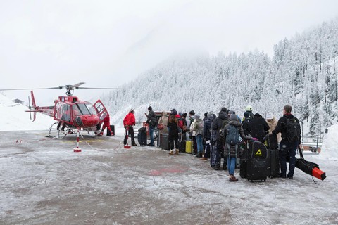 13.000 du khách mắc kẹt do bão tuyết trên dãy Alps - Ảnh 6. 13.000 du khách mắc kẹt do bão tuyết trên dãy Alps - Ảnh 6.