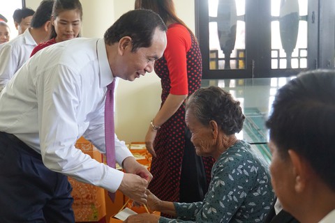Chủ tịch nước thăm gia đình thương binh, liệt sĩ ở Đồng Nai - Ảnh 3. Chủ tịch nước thăm gia đình thương binh, liệt sĩ ở Đồng Nai - Ảnh 3.
