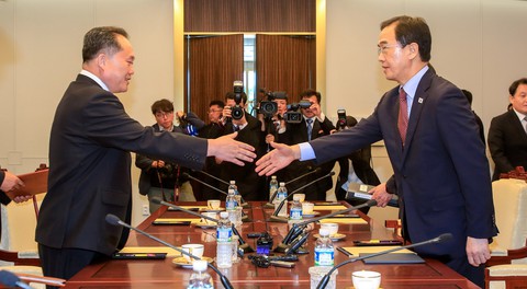 Ông Kim Jong Un khẳng định cam kết phi hạt nhân hóa không thay đổi - Ảnh 2. Ông Kim Jong Un khẳng định cam kết phi hạt nhân hóa không thay đổi - Ảnh 2.