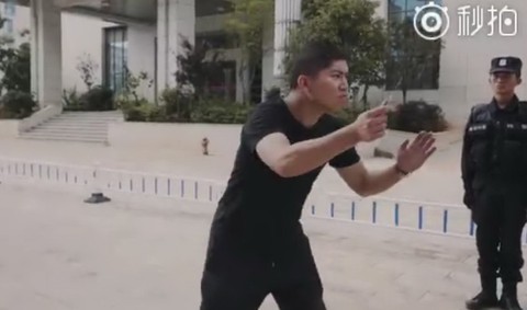 Không nhịn được cười với chiêu chống dao của cảnh sát Trung Quốc - Ảnh 2. Không nhịn được cười với chiêu chống dao của cảnh sát Trung Quốc - Ảnh 2.
