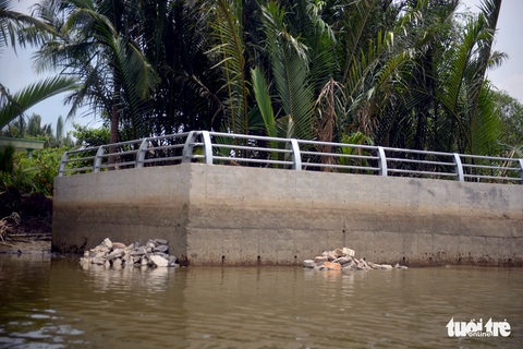 Vướng đền bù, nhiều kè chống sạt lở thi công dang dở - Ảnh 5. Vướng đền bù, nhiều kè chống sạt lở thi công dang dở - Ảnh 5.