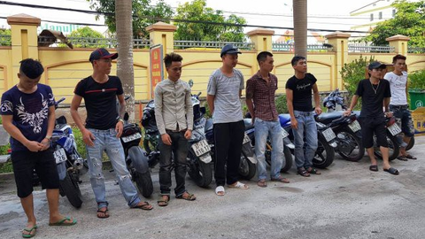 Phạt nhóm rước dâu lạng lách trên quốc lộ hơn 35 triệu đồng - Ảnh 1. Phạt nhóm rước dâu lạng lách trên quốc lộ hơn 35 triệu đồng - Ảnh 1.