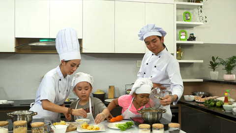 Mẹ con Thu Trang dạy nấu ăn trong lớp Trùm bếp từ ngày 1-6 - Ảnh 1. Mẹ con Thu Trang dạy nấu ăn trong lớp Trùm bếp từ ngày 1-6 - Ảnh 1.