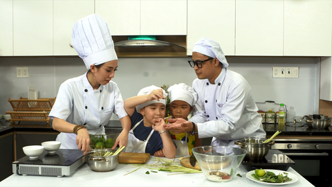 Mẹ con Thu Trang dạy nấu ăn trong lớp Trùm bếp từ ngày 1-6 - Ảnh 2. Mẹ con Thu Trang dạy nấu ăn trong lớp Trùm bếp từ ngày 1-6 - Ảnh 2.