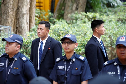 Vệ sĩ ông Kim Jong Un chạy bộ theo chiếc S600 tại Singapore - Ảnh 6. Vệ sĩ ông Kim Jong Un chạy bộ theo chiếc S600 tại Singapore - Ảnh 6.