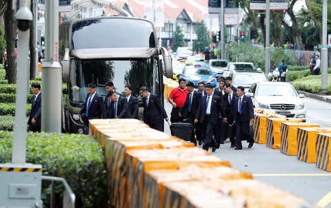 Vệ sĩ ông Kim Jong Un chạy bộ theo chiếc S600 tại Singapore - Ảnh 5. Vệ sĩ ông Kim Jong Un chạy bộ theo chiếc S600 tại Singapore - Ảnh 5.