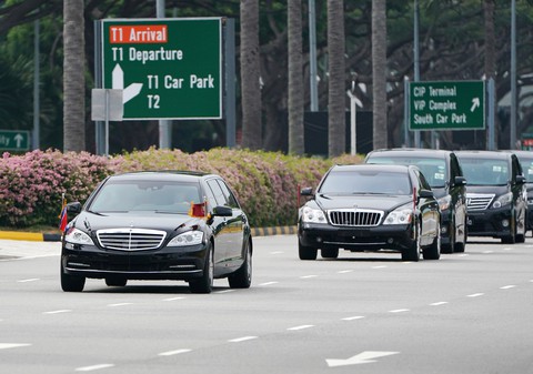 Vệ sĩ ông Kim Jong Un chạy bộ theo chiếc S600 tại Singapore - Ảnh 7. Vệ sĩ ông Kim Jong Un chạy bộ theo chiếc S600 tại Singapore - Ảnh 7.