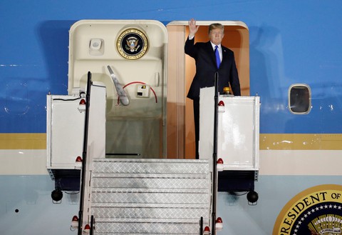 Ông Kim tới sân bay thương mại, ông Trump đáp căn cứ quân sự - Ảnh 1. Ông Kim tới sân bay thương mại, ông Trump đáp căn cứ quân sự - Ảnh 1.