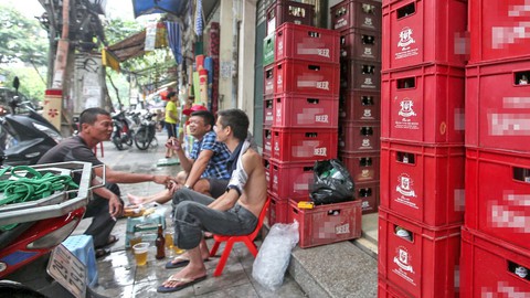 Rượu bia khắp nơi, mua dễ hơn rau - Ảnh 3. Rượu bia khắp nơi, mua dễ hơn rau - Ảnh 3.