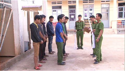 Bắt hai thanh niên dùng súng giải quyết mâu thuẫn trên Facebook - Ảnh 1. Bắt hai thanh niên dùng súng giải quyết mâu thuẫn trên Facebook - Ảnh 1.