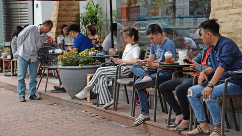 Dành nhiều thời gian trong quán xá, được và mất gì? - Ảnh 1. Dành nhiều thời gian trong quán xá, được và mất gì? - Ảnh 1.
