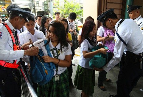 Philippines đề xuất cho phép kiểm tra cặp học sinh - Ảnh 1. Philippines đề xuất cho phép kiểm tra cặp học sinh - Ảnh 1.