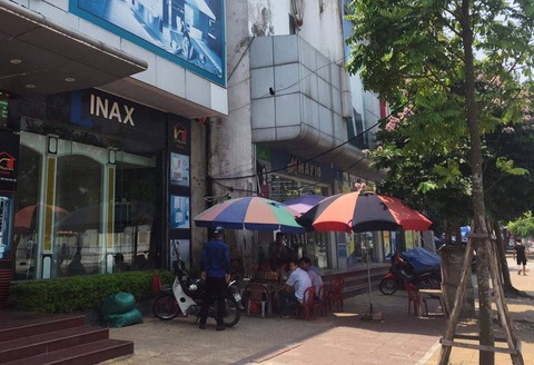 Triệu tập hai thanh niên đánh phóng viên tìm hiểu vụ áo mưa 1 triệu - Ảnh 1. Triệu tập hai thanh niên đánh phóng viên tìm hiểu vụ áo mưa 1 triệu - Ảnh 1.