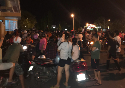 Đoàn người quá khích tràn vào trụ sở UBND tỉnh Bình Thuận - Ảnh 1. Đoàn người quá khích tràn vào trụ sở UBND tỉnh Bình Thuận - Ảnh 1.