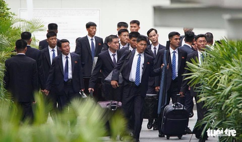 Vệ sĩ ông Kim Jong Un chạy bộ theo chiếc S600 tại Singapore - Ảnh 4. Vệ sĩ ông Kim Jong Un chạy bộ theo chiếc S600 tại Singapore - Ảnh 4.