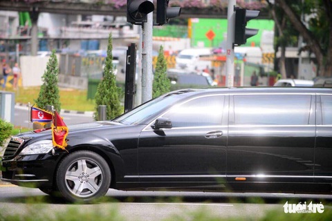 Vệ sĩ ông Kim Jong Un chạy bộ theo chiếc S600 tại Singapore - Ảnh 3. Vệ sĩ ông Kim Jong Un chạy bộ theo chiếc S600 tại Singapore - Ảnh 3.