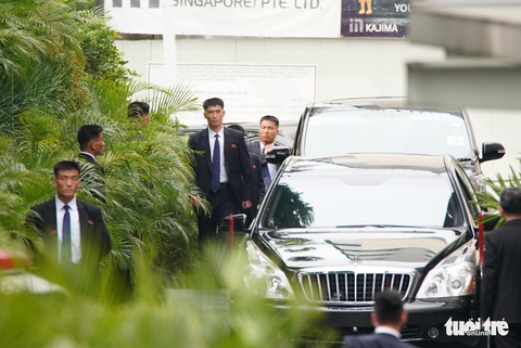 Vệ sĩ ông Kim Jong Un chạy bộ theo chiếc S600 tại Singapore - Ảnh 8. Vệ sĩ ông Kim Jong Un chạy bộ theo chiếc S600 tại Singapore - Ảnh 8.