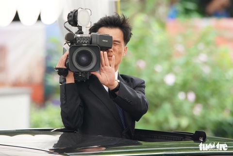 Vệ sĩ ông Kim Jong Un chạy bộ theo chiếc S600 tại Singapore - Ảnh 9. Vệ sĩ ông Kim Jong Un chạy bộ theo chiếc S600 tại Singapore - Ảnh 9.