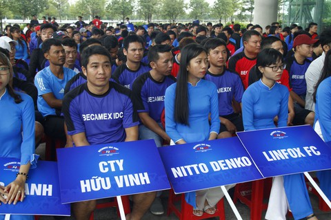 Hàng ngàn công nhân Bình Dương dự giải bóng đá phong trào - Ảnh 2. Hàng ngàn công nhân Bình Dương dự giải bóng đá phong trào - Ảnh 2.