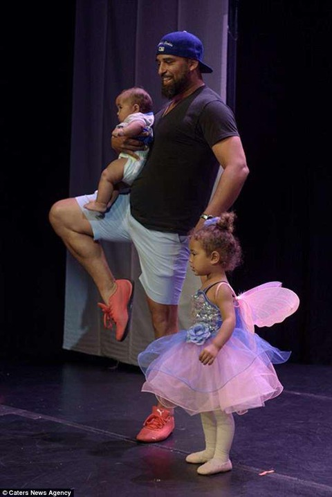 Bố nhảy lên sân khấu múa ballet cùng con gái khóc nhè - Ảnh 2. Bố nhảy lên sân khấu múa ballet cùng con gái khóc nhè - Ảnh 2.