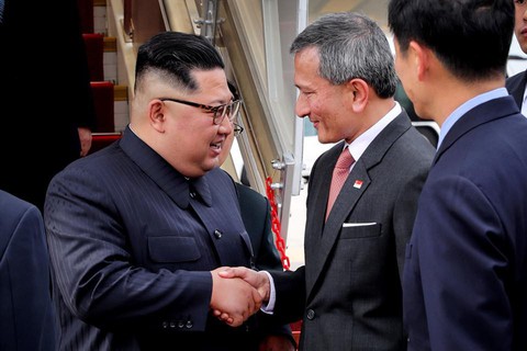 Vệ sĩ ông Kim Jong Un chạy bộ theo chiếc S600 tại Singapore - Ảnh 2. Vệ sĩ ông Kim Jong Un chạy bộ theo chiếc S600 tại Singapore - Ảnh 2.