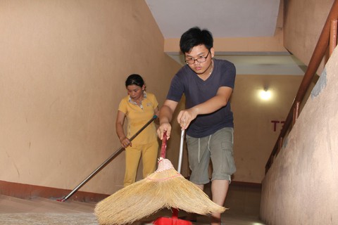 Cậu bé quét chung cư mơ làm thầy giáo - Ảnh 1. Cậu bé quét chung cư mơ làm thầy giáo - Ảnh 1.
