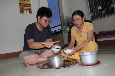 Cậu bé quét chung cư mơ làm thầy giáo - Ảnh 2. Cậu bé quét chung cư mơ làm thầy giáo - Ảnh 2.