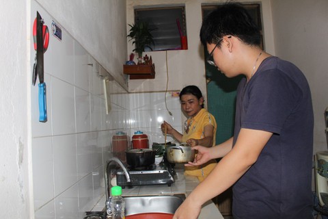 Cậu bé quét chung cư mơ làm thầy giáo - Ảnh 3. Cậu bé quét chung cư mơ làm thầy giáo - Ảnh 3.