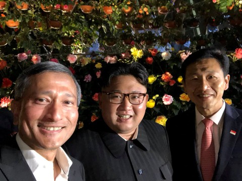 Ông Kim Jong Un cùng dạo phố, selfie với ngoại trưởng Singapore - Ảnh 3. Ông Kim Jong Un cùng dạo phố, selfie với ngoại trưởng Singapore - Ảnh 3.