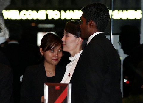 Ông Kim Jong Un cùng dạo phố, selfie với ngoại trưởng Singapore - Ảnh 10. Ông Kim Jong Un cùng dạo phố, selfie với ngoại trưởng Singapore - Ảnh 10.