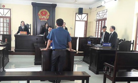 Đá cửa ôtô, thiệt hại 5 triệu, bồi thường 40 triệu, vẫn hầu tòa - Ảnh 1. Đá cửa ôtô, thiệt hại 5 triệu, bồi thường 40 triệu, vẫn hầu tòa - Ảnh 1.