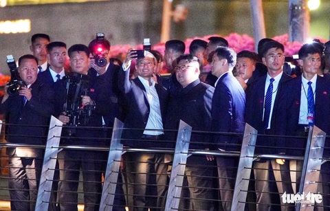 Ông Kim Jong Un cùng dạo phố, selfie với ngoại trưởng Singapore - Ảnh 1. Ông Kim Jong Un cùng dạo phố, selfie với ngoại trưởng Singapore - Ảnh 1.
