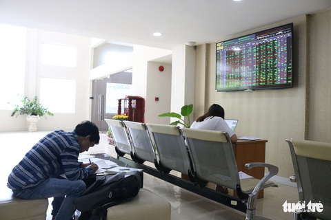 Cổ phiếu Vinamilk bật tăng nhờ hai quỹ ETF ngoại - Ảnh 1. Cổ phiếu Vinamilk bật tăng nhờ hai quỹ ETF ngoại - Ảnh 1.