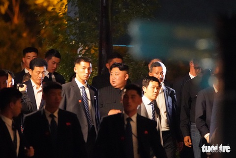 Ông Kim Jong Un cùng dạo phố, selfie với ngoại trưởng Singapore - Ảnh 9. Ông Kim Jong Un cùng dạo phố, selfie với ngoại trưởng Singapore - Ảnh 9.