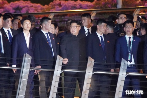 Ông Kim Jong Un cùng dạo phố, selfie với ngoại trưởng Singapore - Ảnh 4. Ông Kim Jong Un cùng dạo phố, selfie với ngoại trưởng Singapore - Ảnh 4.