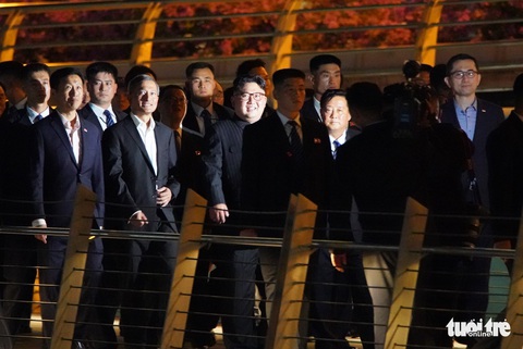 Ông Kim Jong Un cùng dạo phố, selfie với ngoại trưởng Singapore - Ảnh 5. Ông Kim Jong Un cùng dạo phố, selfie với ngoại trưởng Singapore - Ảnh 5.
