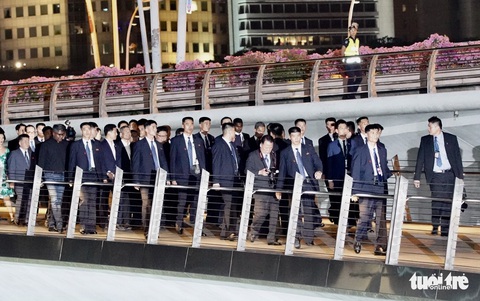 Ông Kim Jong Un cùng dạo phố, selfie với ngoại trưởng Singapore - Ảnh 6. Ông Kim Jong Un cùng dạo phố, selfie với ngoại trưởng Singapore - Ảnh 6.