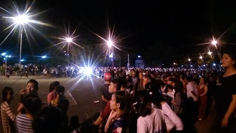 Hàng ngàn người tiếp tục gây rối trước UBND tỉnh Bình Thuận - Ảnh 1. Hàng ngàn người tiếp tục gây rối trước UBND tỉnh Bình Thuận - Ảnh 1.