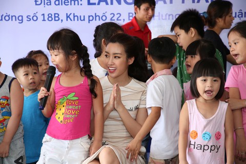 Hoa hậu Mỹ Linh tặng bàn ghế mới cho trẻ em Làng Nhân Ái - Ảnh 1. Hoa hậu Mỹ Linh tặng bàn ghế mới cho trẻ em Làng Nhân Ái - Ảnh 1.