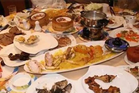 Người Việt rất lãng phí khi đi ăn chùa bằng tiền cơ quan? - Ảnh 1. Người Việt rất lãng phí khi đi ăn chùa bằng tiền cơ quan? - Ảnh 1.