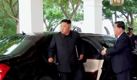 Ngôn ngữ cơ thể hai ông Trump, Kim tại cuộc gặp nói lên nhiều điều - Ảnh 1. Ngôn ngữ cơ thể hai ông Trump, Kim tại cuộc gặp nói lên nhiều điều - Ảnh 1.