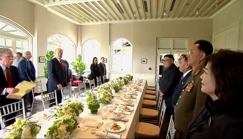 Ông Kim, ông Trump được đãi cơm chiên Dương Châu ở Singapore - Ảnh 1. Ông Kim, ông Trump được đãi cơm chiên Dương Châu ở Singapore - Ảnh 1.