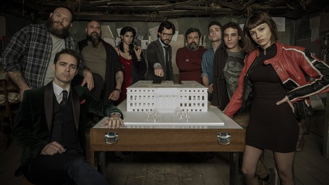 Vụ cướp 2,4 tỷ euro, Tây Ban Nha đã làm thế nào với Money Heist? - Ảnh 2. Vụ cướp 2,4 tỷ euro, Tây Ban Nha đã làm thế nào với Money Heist? - Ảnh 2.