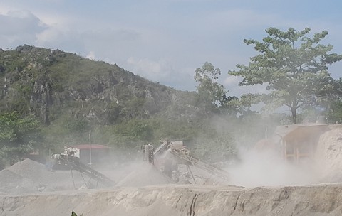 Di tích chùa Hàn Sơn nứt toác, nhà dân sụt lún vì nổ mìn mỏ đá - Ảnh 2. Di tích chùa Hàn Sơn nứt toác, nhà dân sụt lún vì nổ mìn mỏ đá - Ảnh 2.