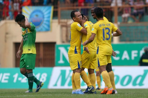 Trợ lý trọng tài mắc sai lầm, SHB Đà Nẵng thua oan Thanh Hóa - Ảnh 4. Trợ lý trọng tài mắc sai lầm, SHB Đà Nẵng thua oan Thanh Hóa - Ảnh 4.