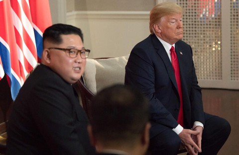 Ngôn ngữ cơ thể hai ông Trump, Kim tại cuộc gặp nói lên nhiều điều - Ảnh 4. Ngôn ngữ cơ thể hai ông Trump, Kim tại cuộc gặp nói lên nhiều điều - Ảnh 4.