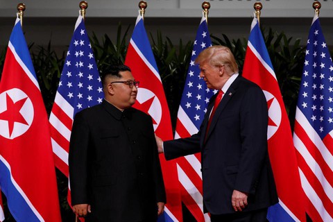 Ngôn ngữ cơ thể hai ông Trump, Kim tại cuộc gặp nói lên nhiều điều - Ảnh 3. Ngôn ngữ cơ thể hai ông Trump, Kim tại cuộc gặp nói lên nhiều điều - Ảnh 3.