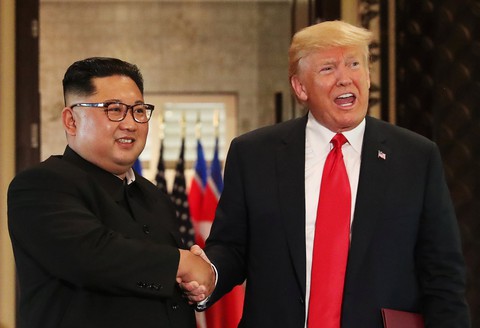 Món quà sinh nhật của ông Trump - Ảnh 1. Món quà sinh nhật của ông Trump - Ảnh 1.