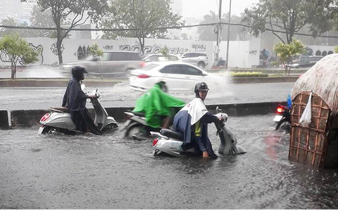TP.HCM cử lực lượng bảo vệ siêu máy bơm đường Nguyễn Hữu Cảnh - Ảnh 1. TP.HCM cử lực lượng bảo vệ siêu máy bơm đường Nguyễn Hữu Cảnh - Ảnh 1.