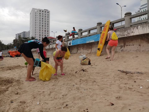 Nhóm khách Nga dọn rác trên bãi biển Nha Trang - Ảnh 1. Nhóm khách Nga dọn rác trên bãi biển Nha Trang - Ảnh 1.